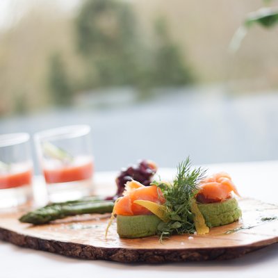 Snack mit Räucherlachs auf Holzbrett Restaurant Rotisserie Hotel des Nordens